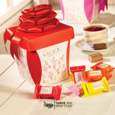 عکاسی دکوراتیو از شکلات کادویی اوزل با نورپردازی گرم و ترکیب رنگ ملایم